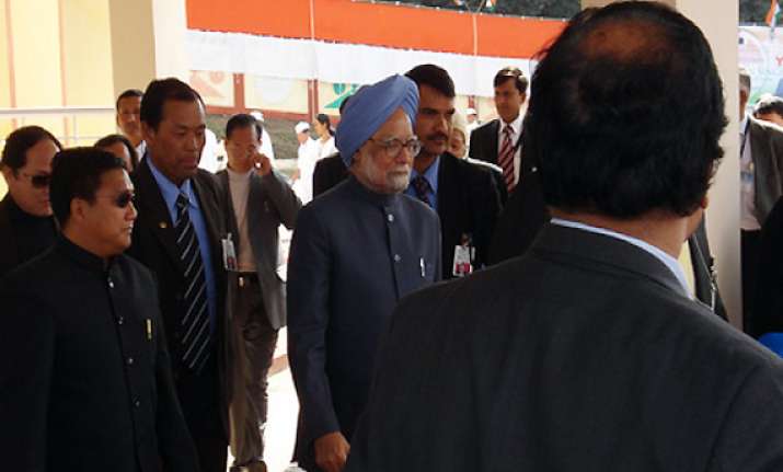 pm meets senior ministers to resolve uidai issue