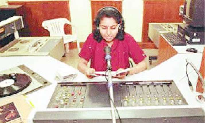 pvt fm channels can broadcast air news
