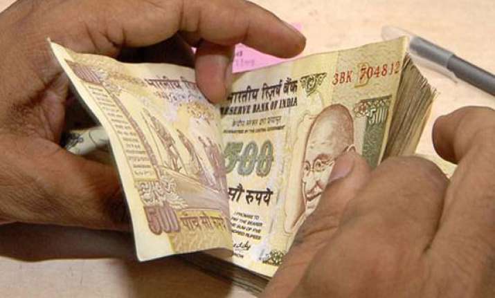 rupee recovers back from historic lows ends fy14 with 10