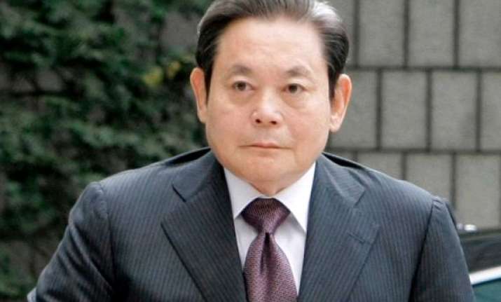 samsung chairman hospitalized after heart attack