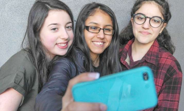 selfies turning into dangerous addiction among teenagers