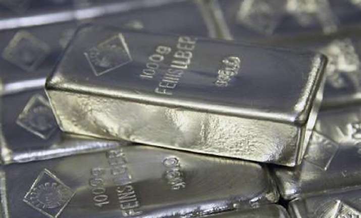 silver loses rs 200 on reduced off take