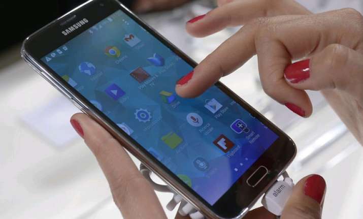 smartphone leaves fingerprints too indian origin scientists