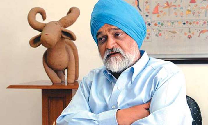 use forex reserves to battle rupee crisis montek