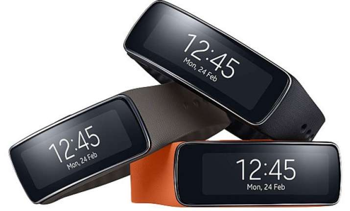 samsung unveils gear fit a curved fitness oriented wristband