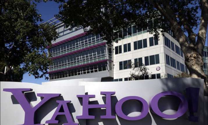 yahoo s search engine leans on yelp for help