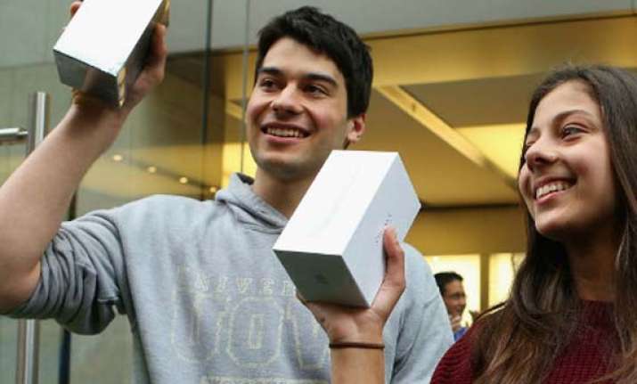 australian woman electrocuted while using iphone