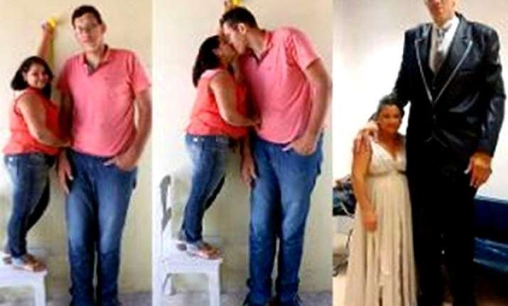 Love story of a tall man and a very short lady | India TV News | Life