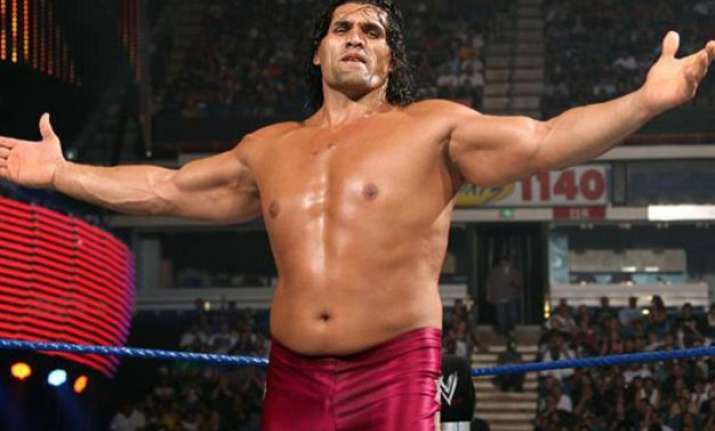 when a reporter jumped on table to take the great khali s