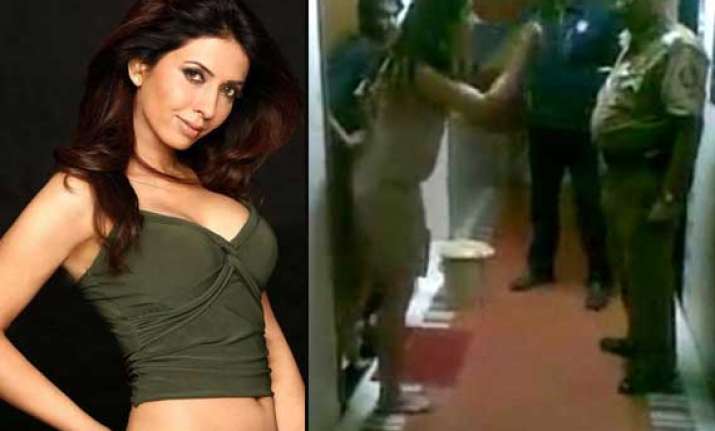 actress anjum nayar arrested for abusing mumbai cops view