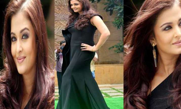 aishwarya rai bachchan makes heads turn at lodha event view