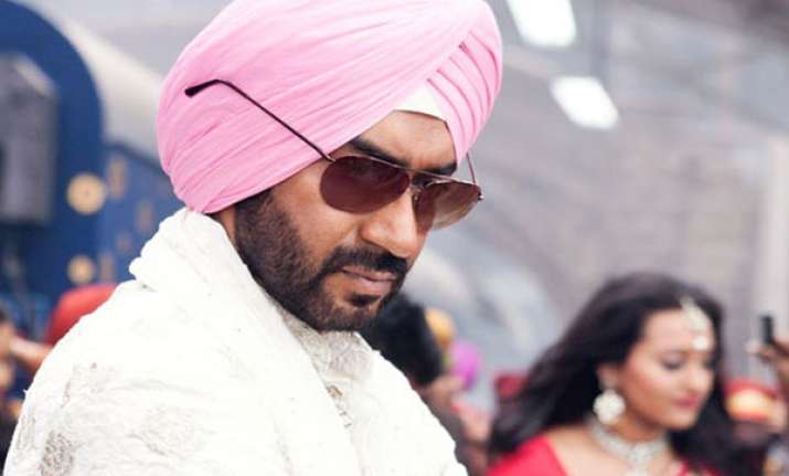 ajay devgn gifts gold chain to fan