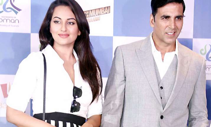 akshay sonakshi walk the ramp for iijw fashion week