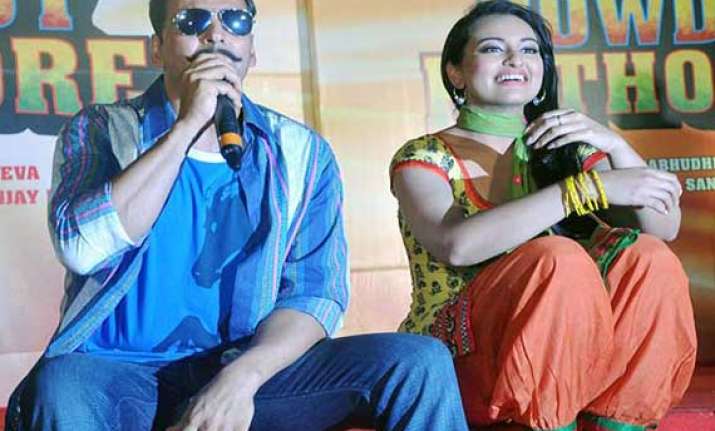 akshay kumar ecstatic over public response to rowdy rathore