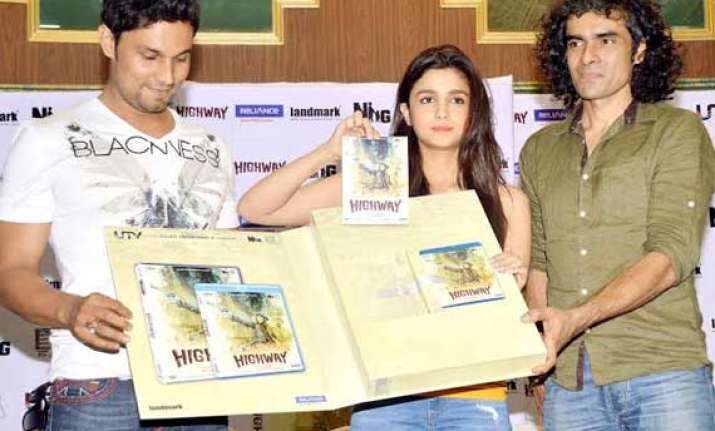 alia bhatt and randeep hooda launch highway dvd view pics