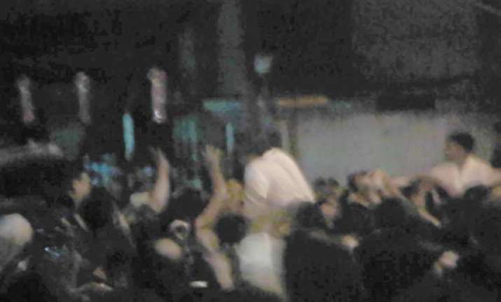 amitabh abhishek suffer bruises as shiv sainiks mob them