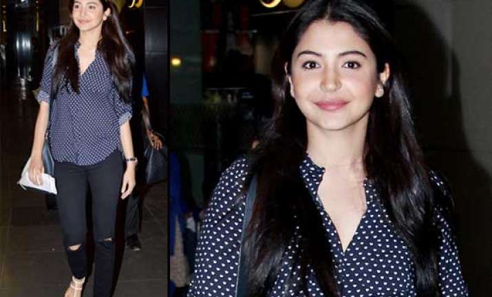 anushka sharma spotted at airport after dating virat kohli