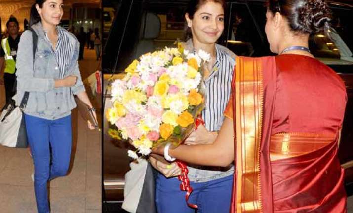 anushka sharma spotted at mumbai airport faces media with