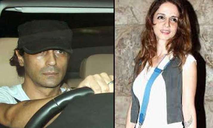 arjun rampal loses cool on being clicked with sussanne