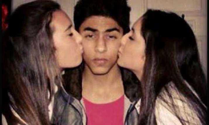 Shah Rukh Khans Son Aryan Khan Kissed By Two Girls See Pics Bollywood News India Tv 