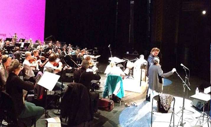 asha bhosle performs in paris overwhelmed