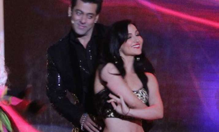 bigg boss 8 elli avram to watch this season only for salman