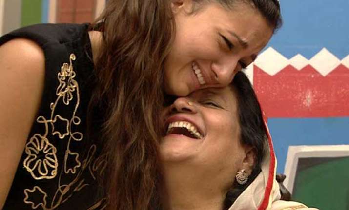 bigg boss 7 gauhar s mother persuades her to go back in the