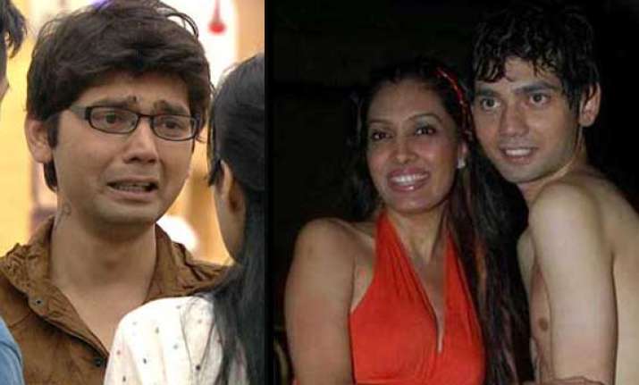 bigg boss 7 vivek mishra breaks camera to be eliminated