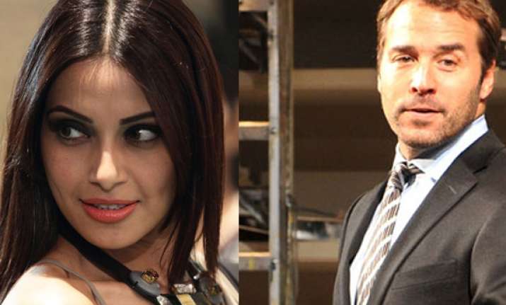 bipasha basu meets hollywood actor jeremy piven