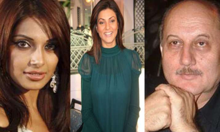 bollywood stars hail anna hazare