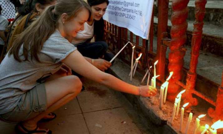 bollywood stars light candles at juhu for gangrape victim