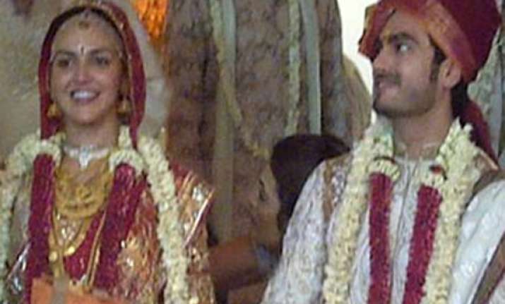 esha gets married to beau bharat in hindu ceremony