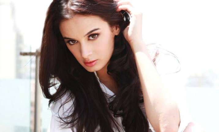 evelyn sharma to star in crime thriller dannk