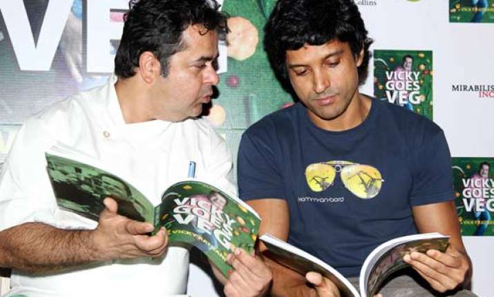 farhan akhtar launches chef vicky ratnani s book see pics