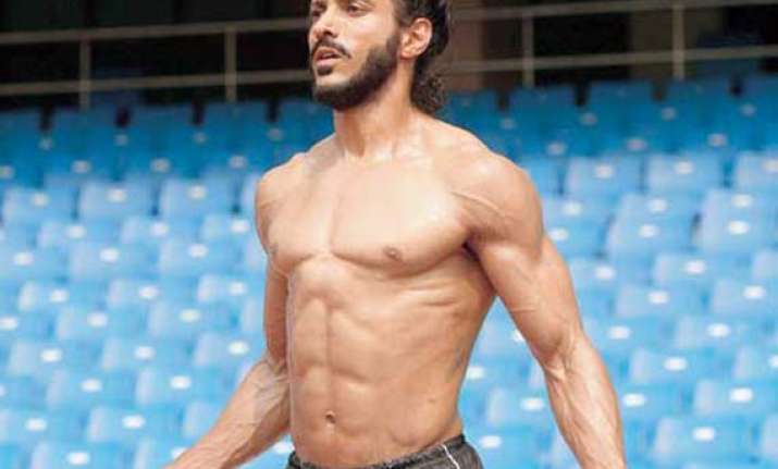 farhan akhtar s daughters weren t impressed by his six pack