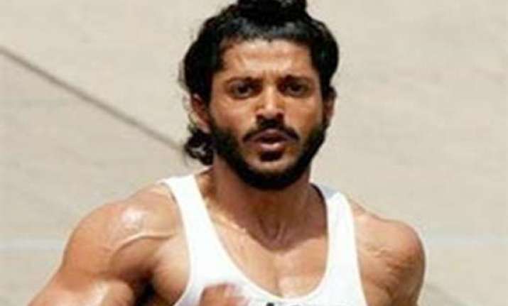 farhan s sporty look gets a thumbs up