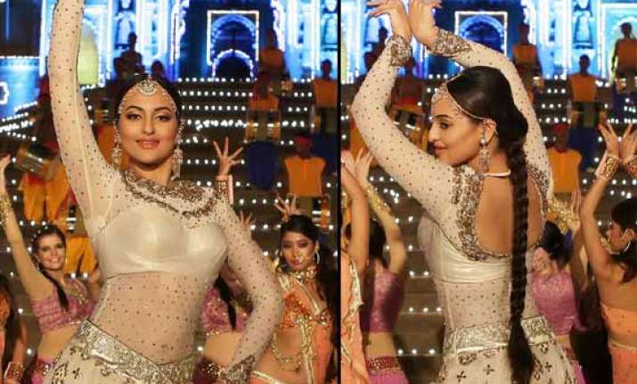 first look sonakshi sinha mesmerizes as radha in tevar view