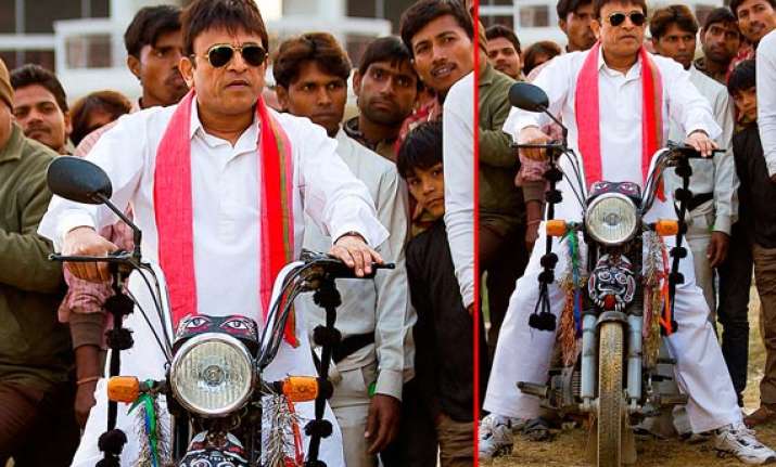 first look of annu kapoor from the sets of muavza out view