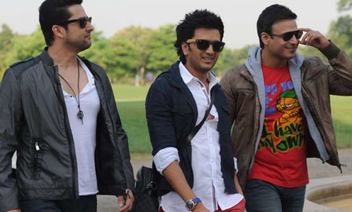 'Grand Masti' clears censor board exam, all set for August end-early