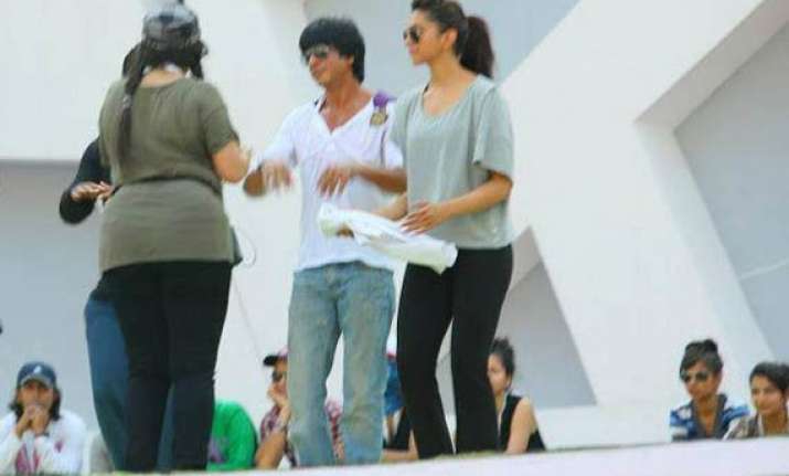 shah rukh khan deepika banned from using cell phone on sets