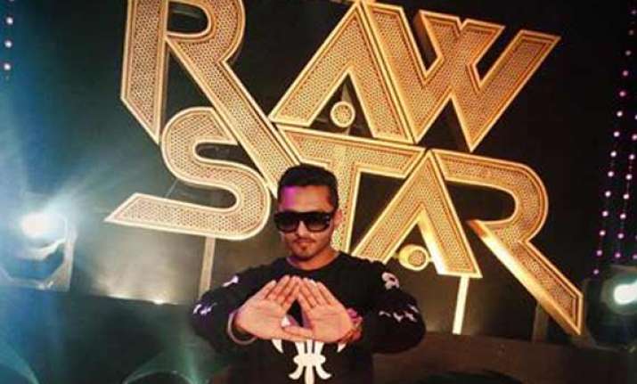 honey singh gifts pure gold lockets to india s raw star