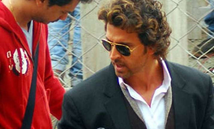 hrithik suffering from shin splints seeks medical tips from