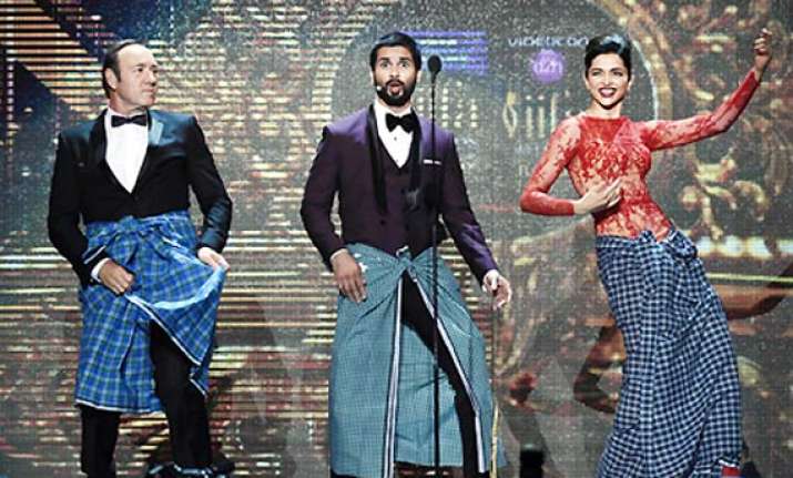 iifa 2014 kevin spacey shakes a leg with deepika padukone