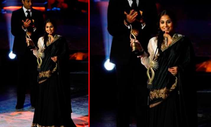 iifa vidya balan dedicates her award to kahaani director