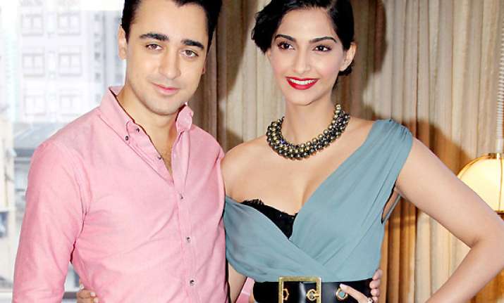 imran khan and sonam kapoor get cosy view pics