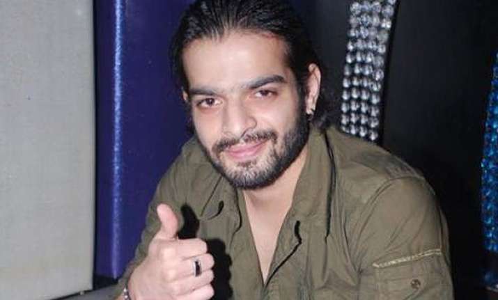 karan patel assures fans he s unlike his reel self