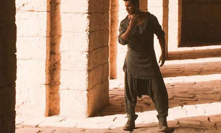 varun dhawan denies sharing first look of dishoom