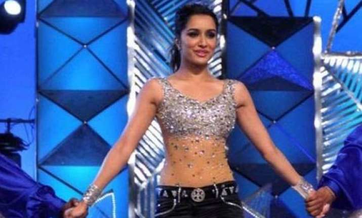 shraddha kapoor dances away even with injured leg