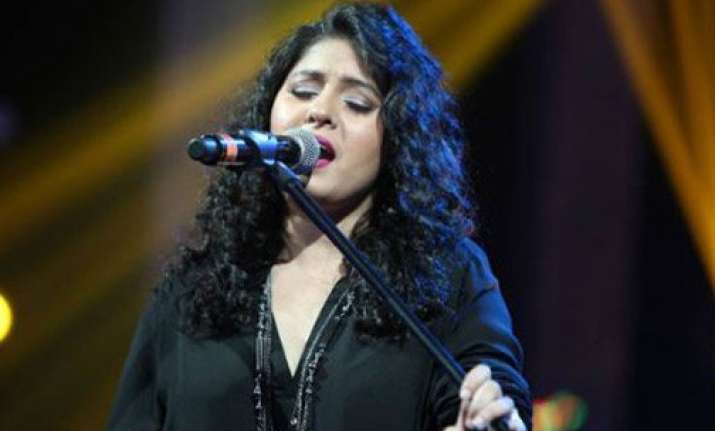 sunidhi chauhan sings to support yuvraj singh s youwecan