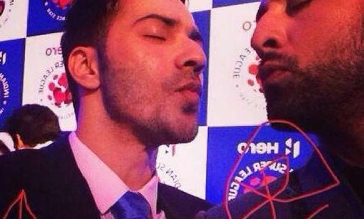 Ranbir Kapoor-Varun Dhawan 'kiss' moment at The Indian Super League